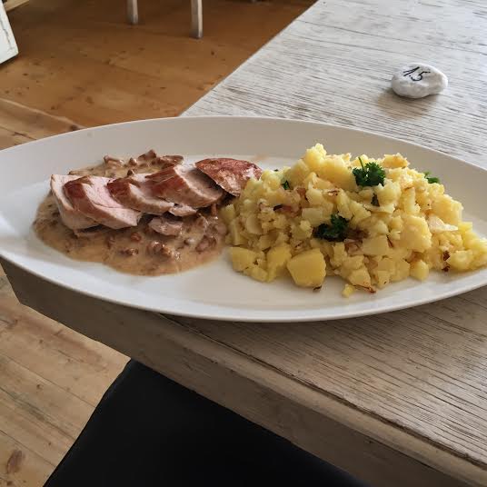 Vepřová panenka na čerstvých liškách se šťouchaným bramborem Jidlo2