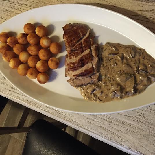 Vepřová panenky s houbovým ragú a kroketami Jidlo6